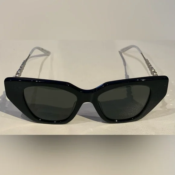 New Women’s Gucci Sunglasses - Picture 6 of 13